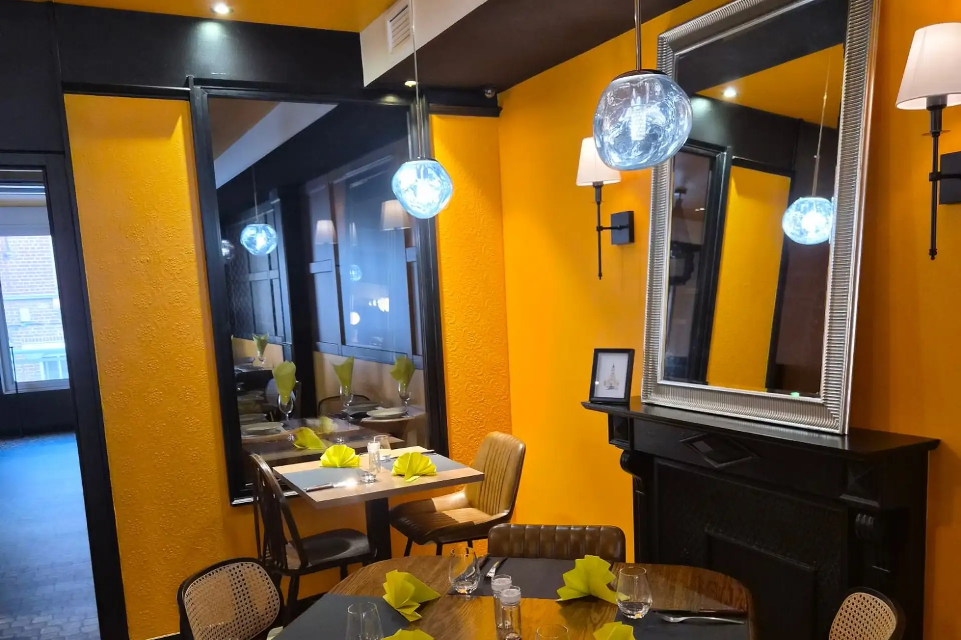 La salle du Second Chapitre : banquette, suspensions en verre et papier peint graphique